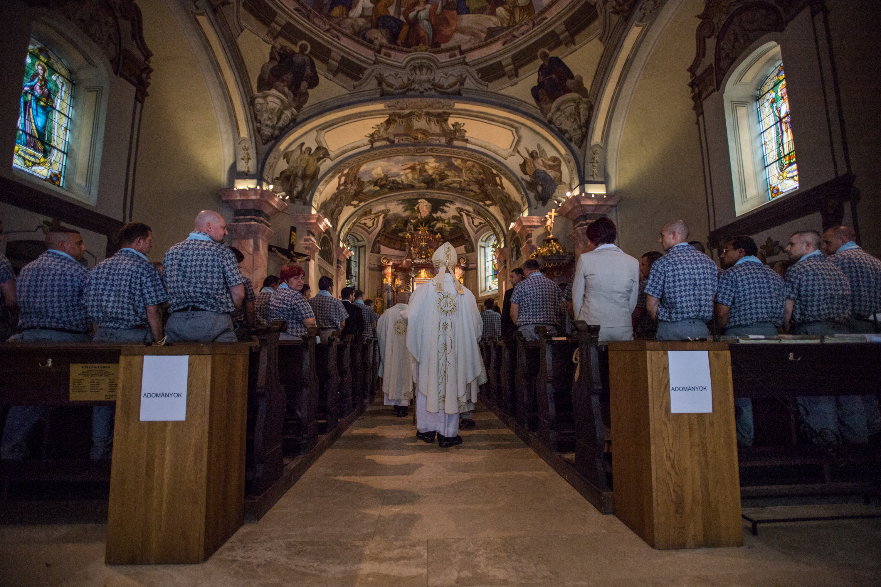 Bíró László püspök megérkezik a Mátraverebélyi Kegytemplomba, ahol az országos fogvatartotti zarándoklat résztvevői várják