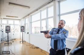 Lőgyakorlat az oktatási központban