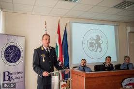 Orosz Zoltán bv. alezredes, a büntetés-végrehajtási szervezet szóvivője köszönti a vendégeket az oktatási központ nyílt napján