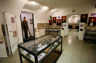 A Börtönmúzeum korabeli lőfegyvereket és egyenruhákat bemutató tárlat