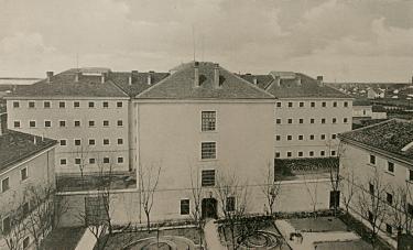 A Szegedi Fegyház és Börtön egy korabeli fotón. A királyi kerületi börtön építését Wágner Gyula műépítész tervei alapján 1883 júniusában kezdték meg, a Csillagbörtön elnevezést a csillag alaprajzú elhelyezés miatt kapta.